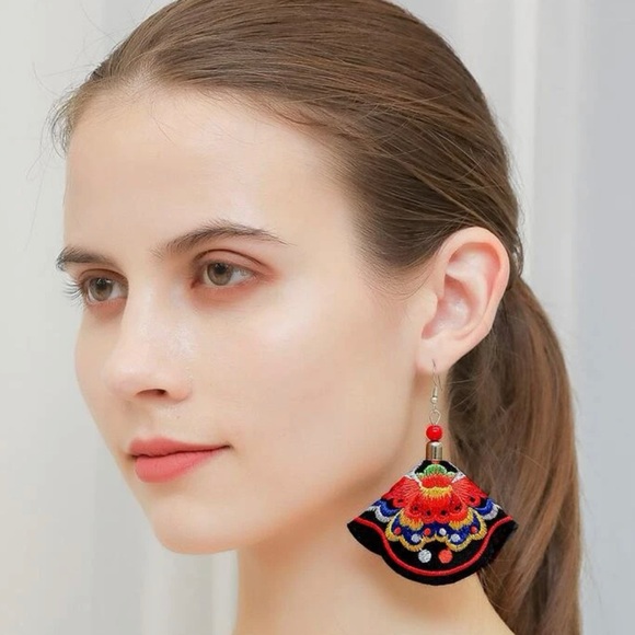 🦋 3/$24 Festive floral boho embroidered dangling fabric earrings / NWOT - Picture 2 of 7